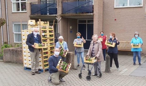 PLUS Stam schenkt 2400 lentebloeiers aan bewoners van De Schoven en De Garven