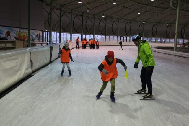 Leren schaatsen met Piet de Wit Schaatsproject