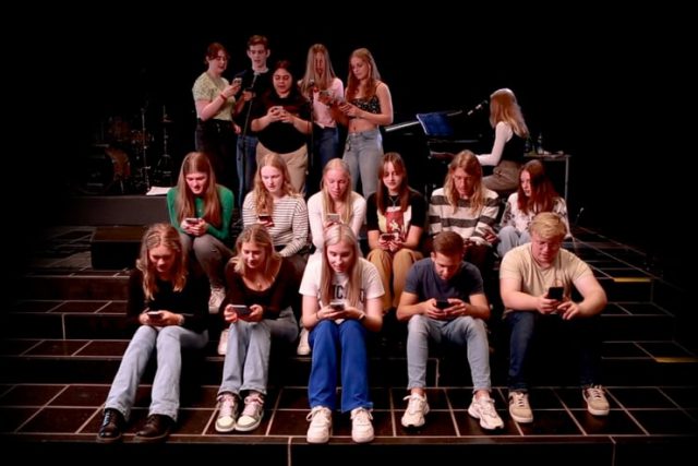 Groenlose gymnasiasten schitteren met lied bij uniek boek